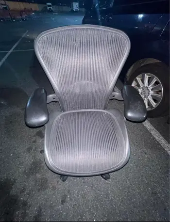 Token Herman Miller Aeron 