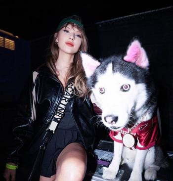 Taylor Swift with Dog 币种